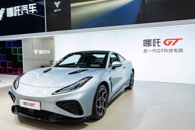 成都2哪吒汽车在智能汽车领域的表现，领途汽车在新能源汽车市场中的影响力